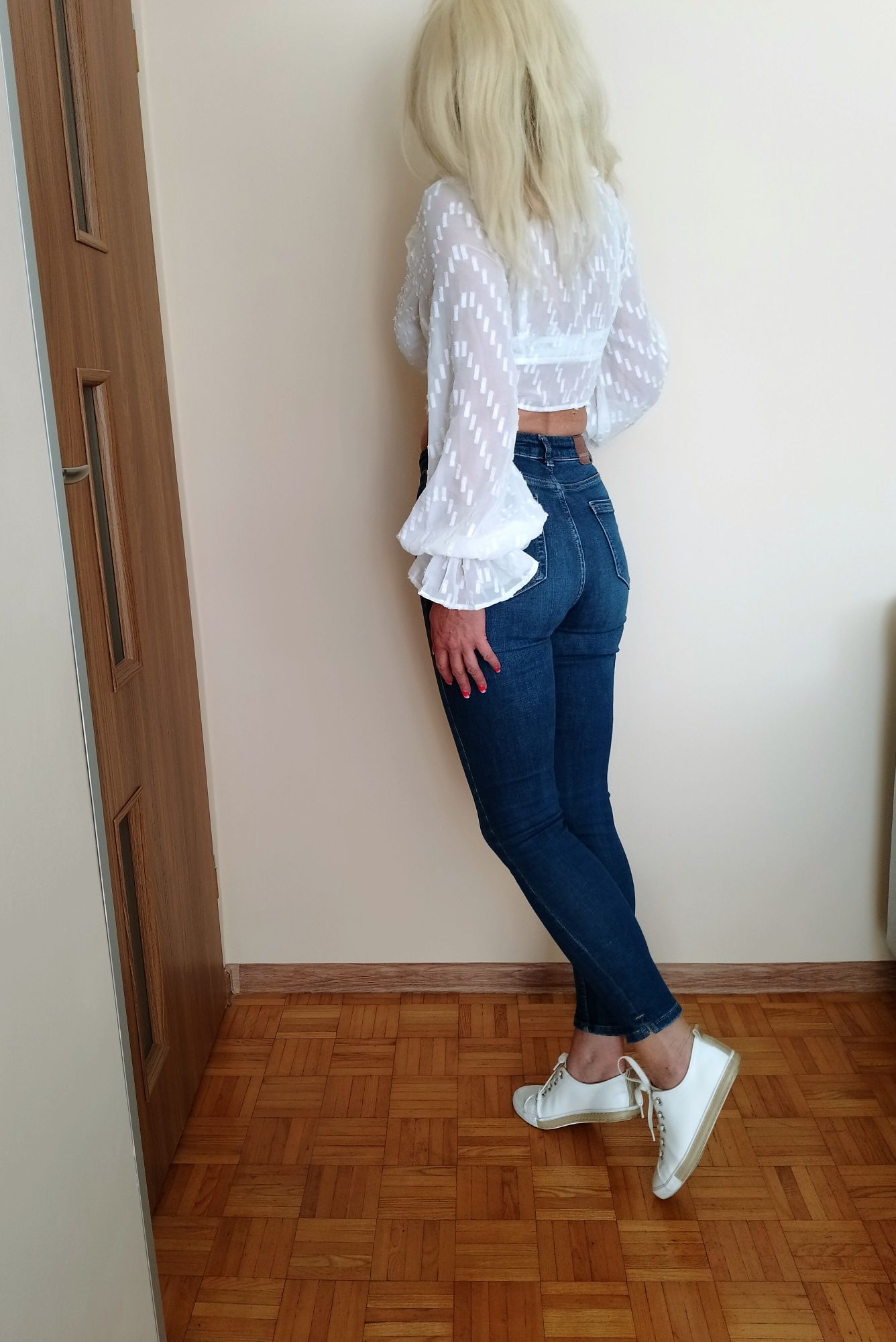 BAJECZNY zestaw spodnie jeans granat+ krótka bluzka biała wiązana S M