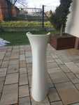 Porcelanowa noga pod umywalkę
