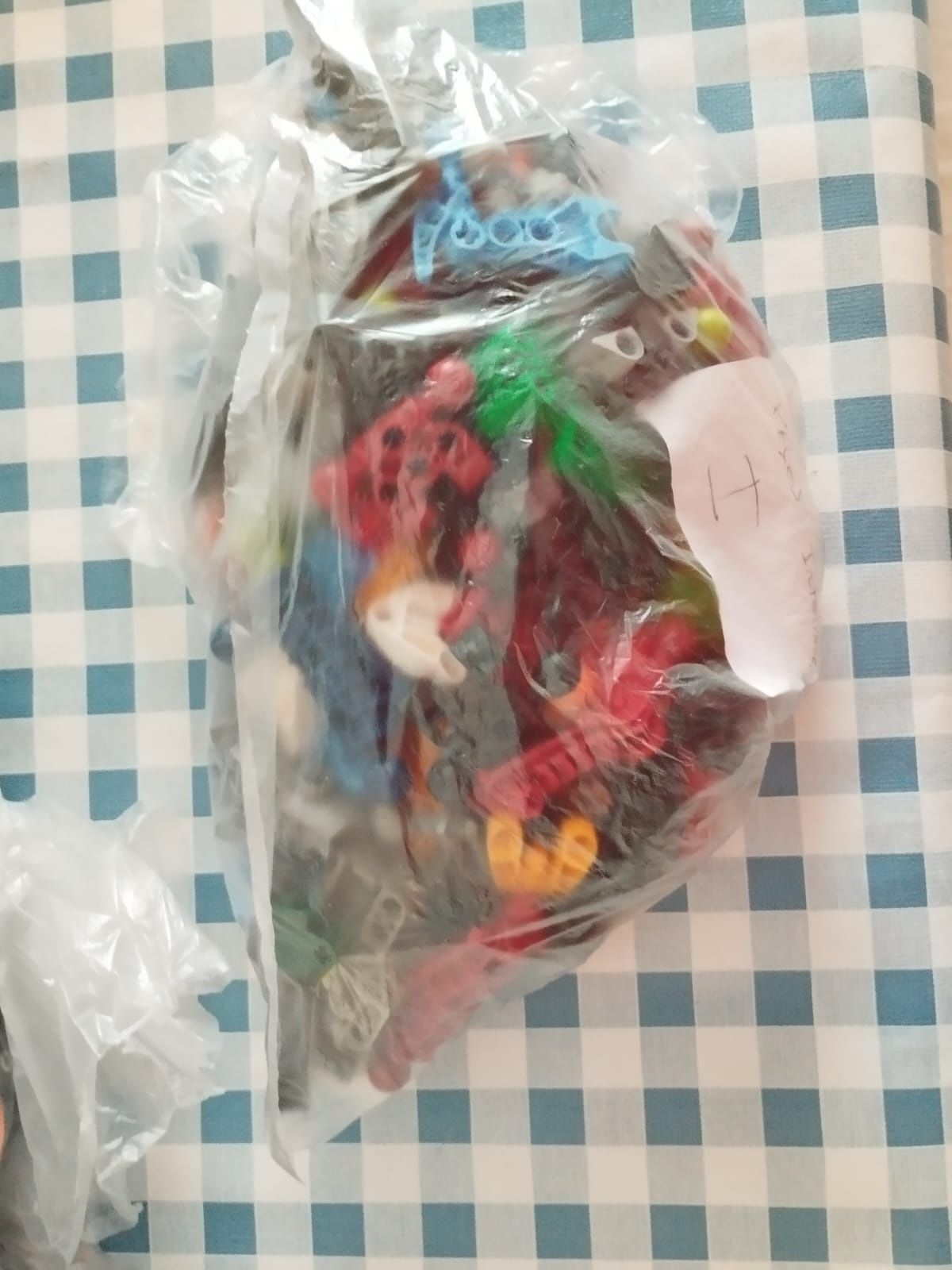 peças de bionicle e lego