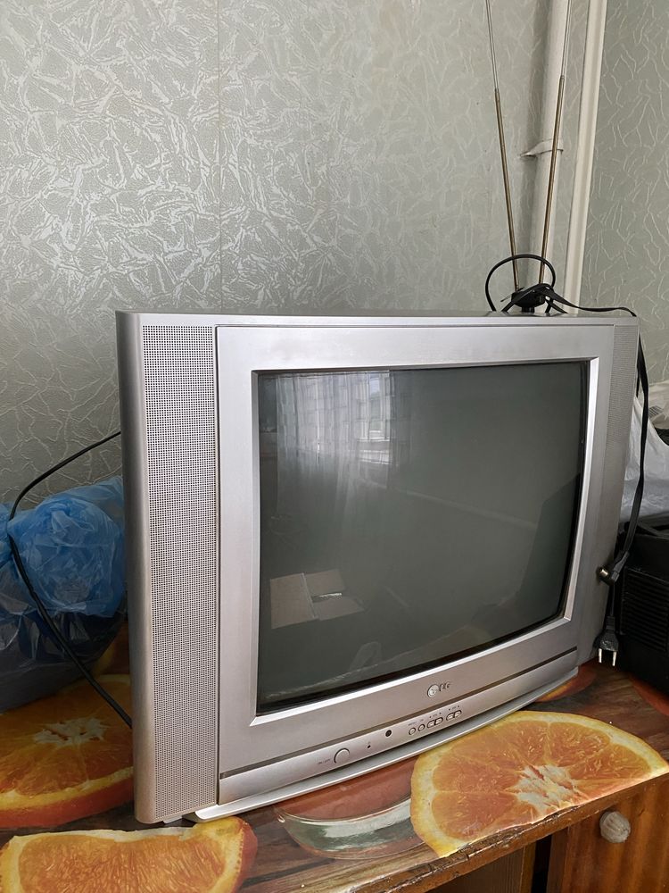 Отдам даром 2 телевизора и 1 монитор