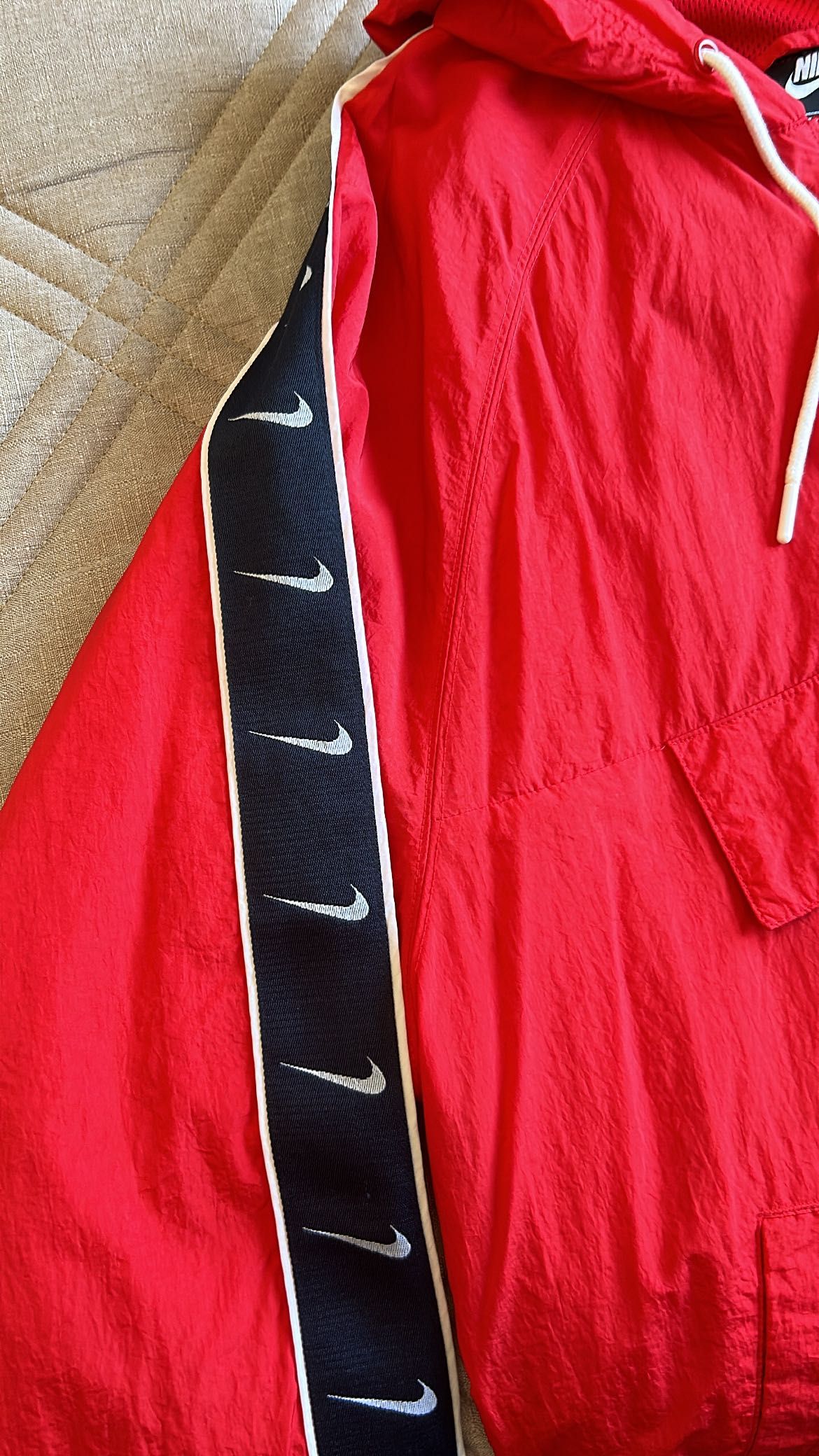 Casaco vermelho Nike com pormenores nas mangas
