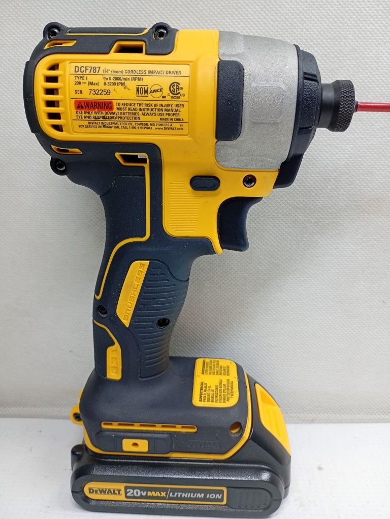 Zakrętarka DeWalt DCF787 + Akumulator