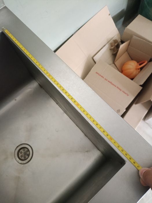 Стіл з мийкою та полицею знизу