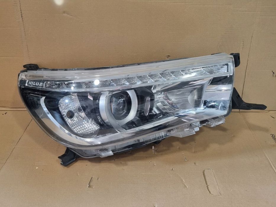 TOYOTA HILUX VIII LAMPA PRAWA LED ORYGINAŁ 2016