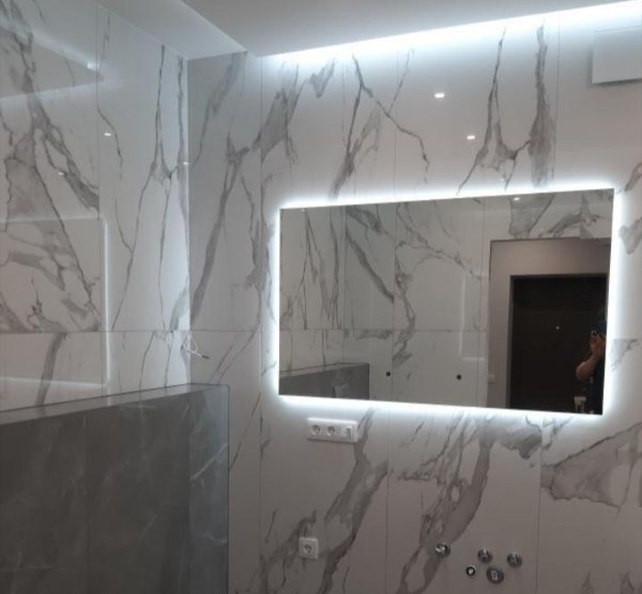 Зеркало с фоновой подсветкой для ванной  комнаты