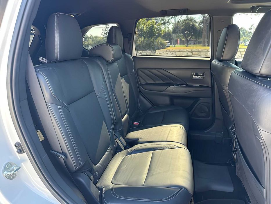 Mitsubishi Outlander      2020