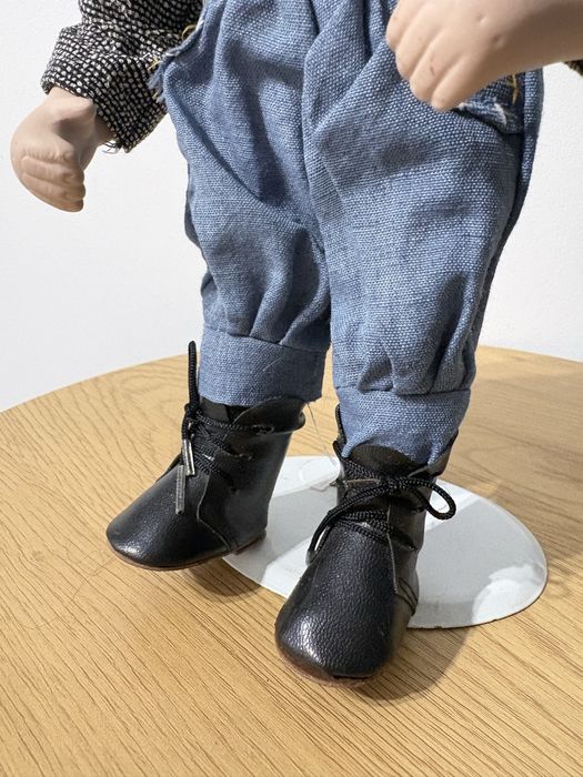 Lalka Porcelanowa 31 cm Dziecko Blond Włosy Kombinezon Stojak