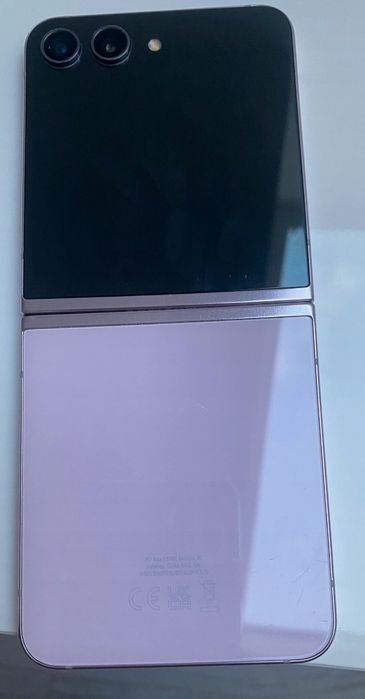 Sprzedam samsung flip 5 cena nie do negocjacji  dwie plamy na wysw