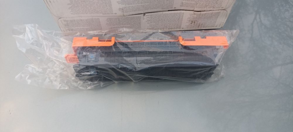 Тонер-картридж HP Q3961A Cyan. 
Колі