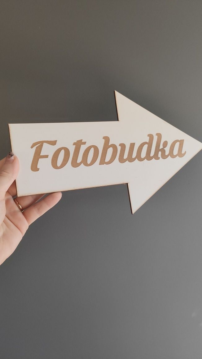 Napis drogowskaz Fotobudka pozostałości po weselu