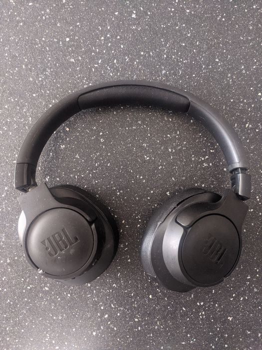 Słuchawki bezprzewodowe JBL Tune 710BT pęknięte przy prawej słuchawce