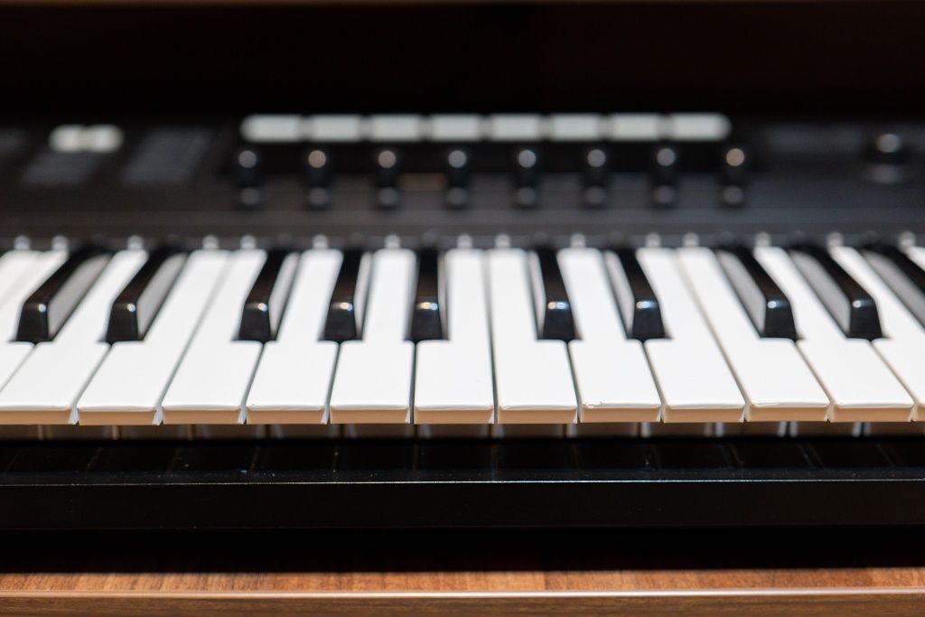 Продам миди клавиатуру Native Instruments KOMPLETE Kontrol S49 MK2