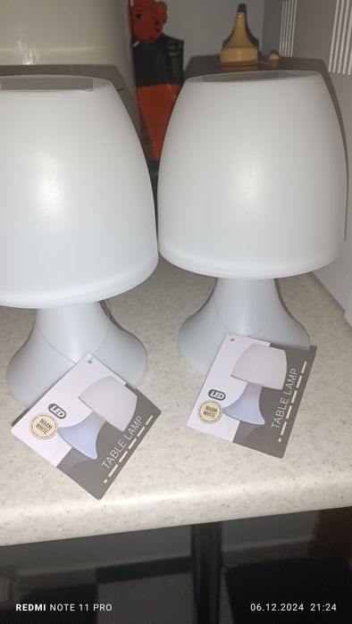 Світильник працює від батарейки