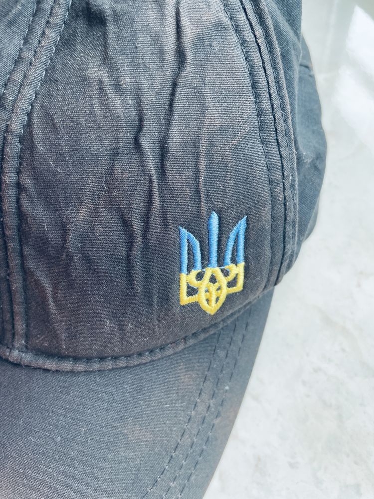 Кепка чоловіча з вишитим гербом