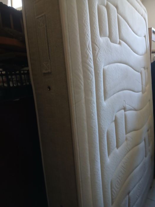 Colchao  seminovo mede 1.90 x1.40