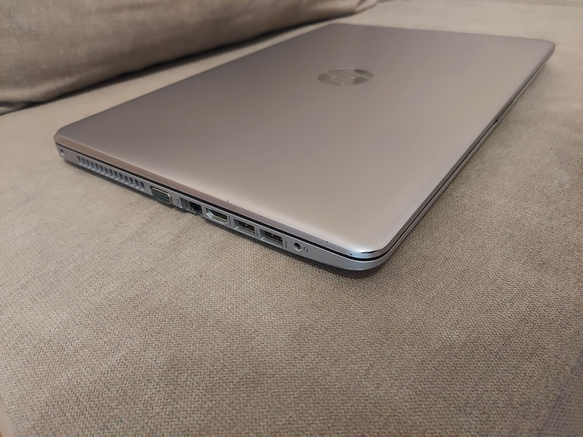 HP 250 G6 i7 7500, 8GB DDR4, 256Gb SSD, 15,6"

Otarcia na górnej obudo