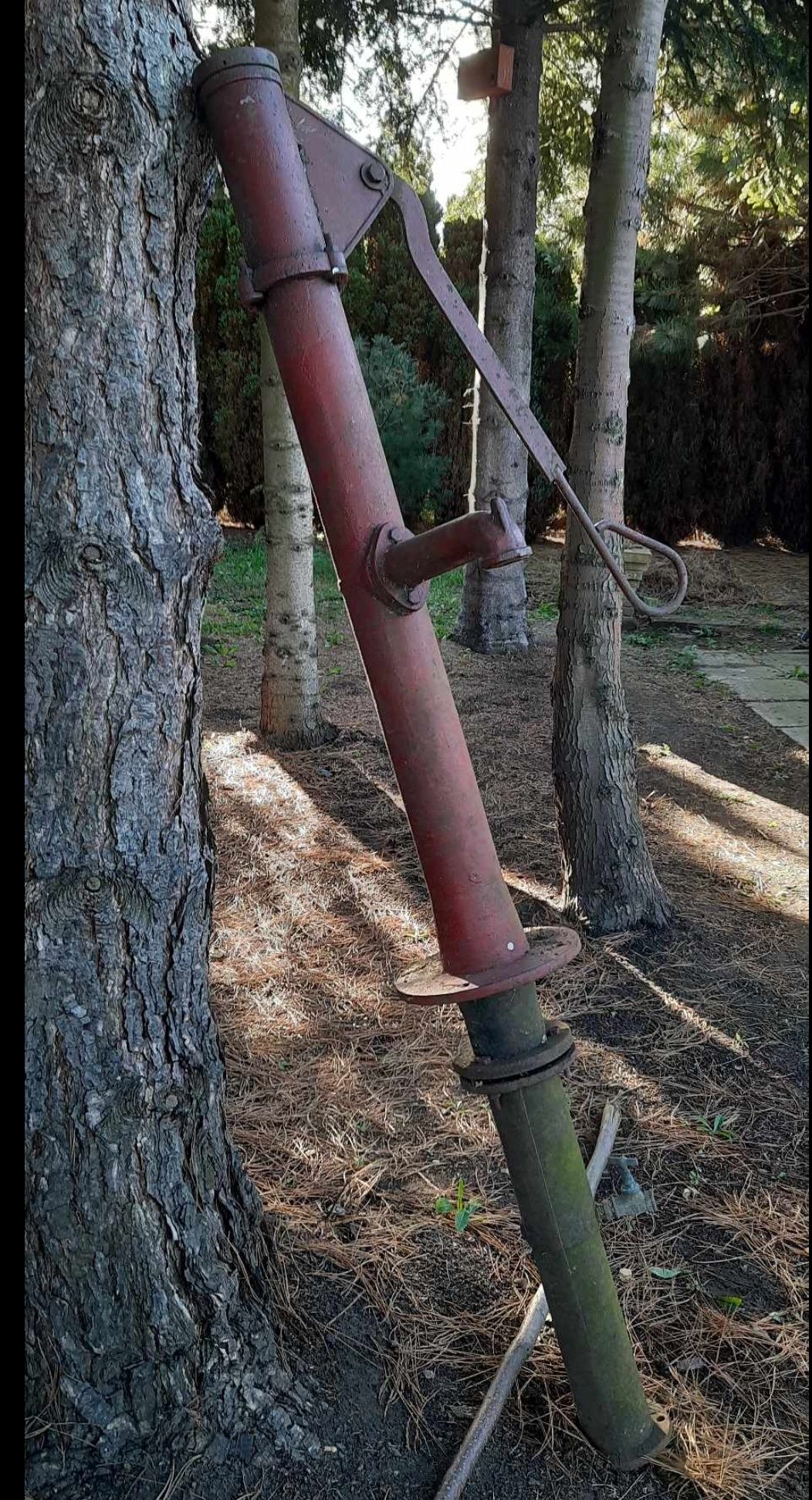 Stara zabytkowa żeliwna pompa do wody