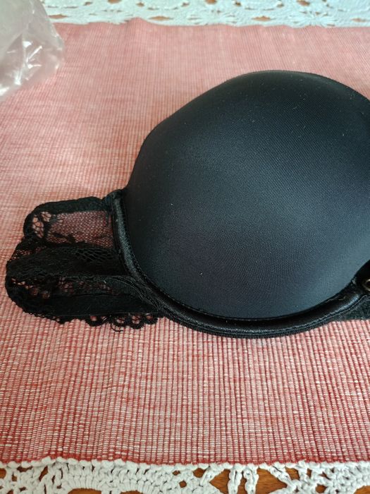 Czarny biustonosz pushap