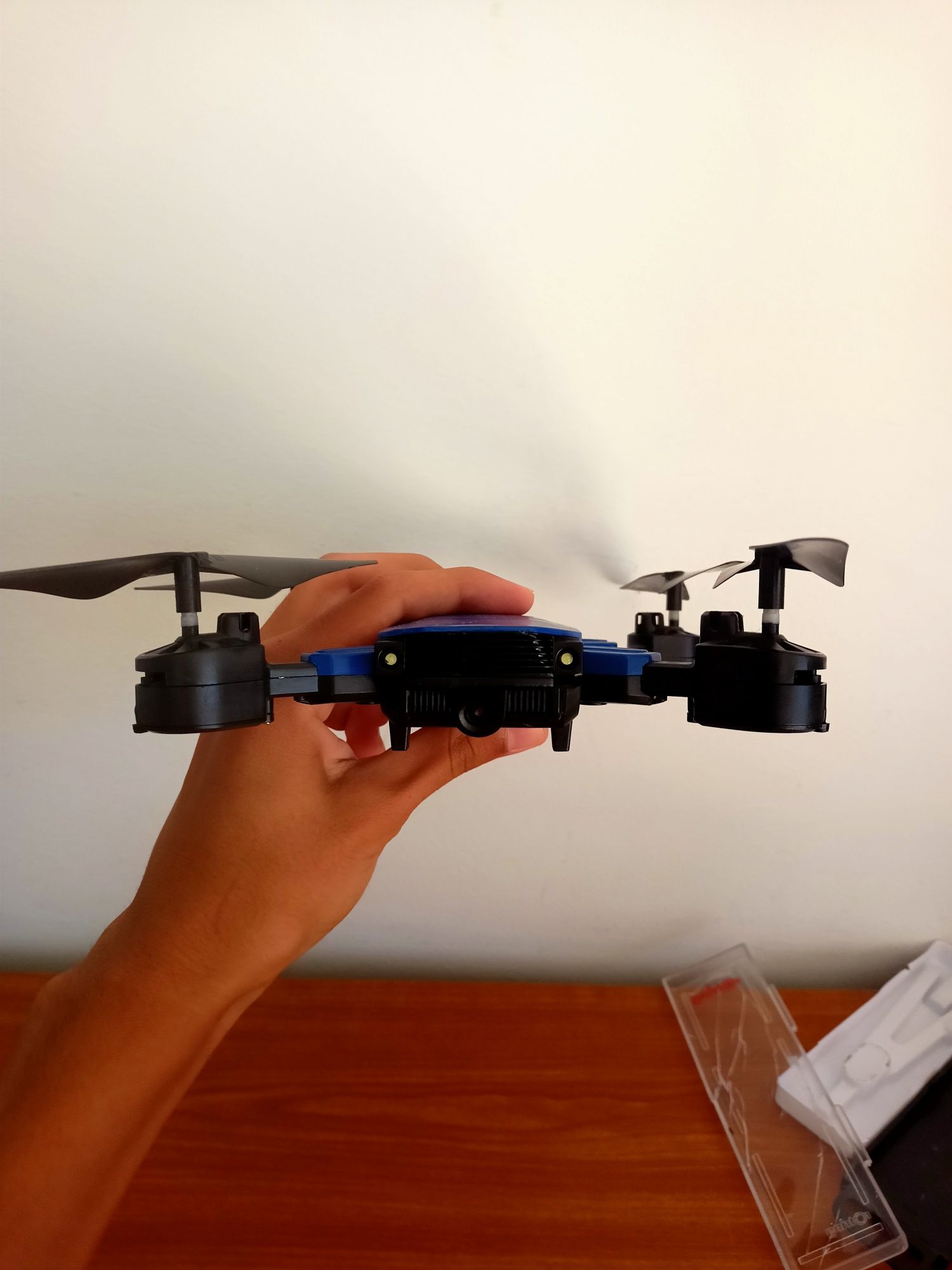 drone f-84 com peças sobressalentes e comando