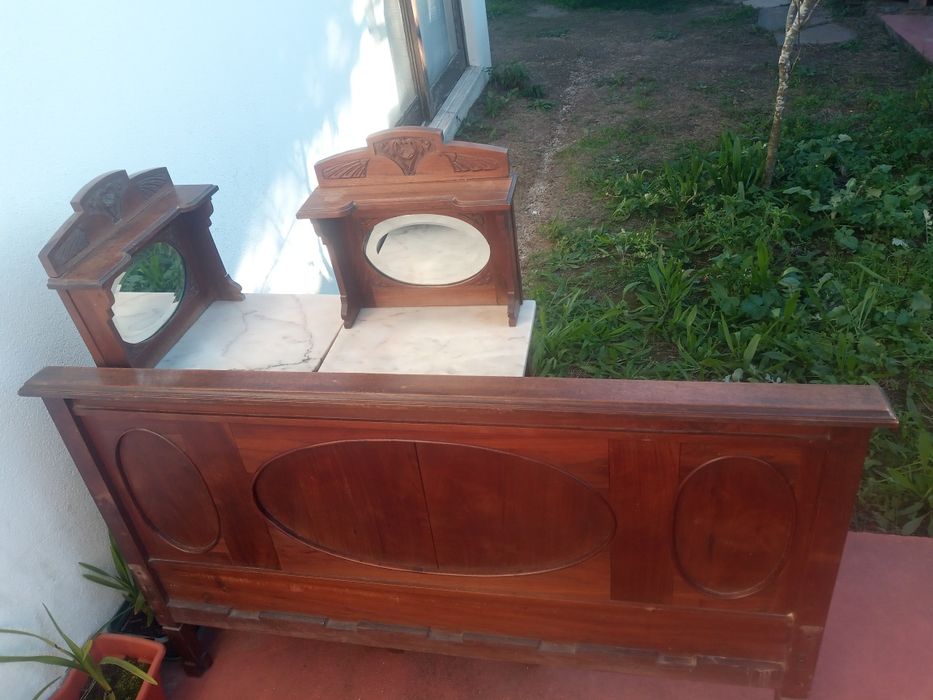 Cama de casal e 2 mesas de cabeceira