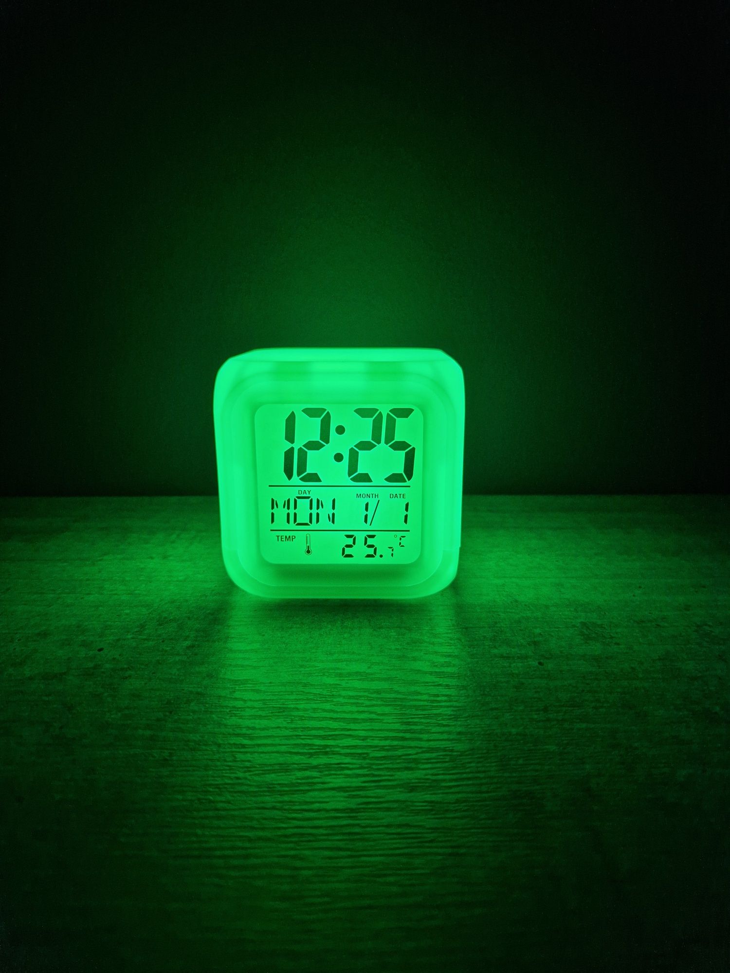 Zegarek LED zmieniajacy kolory