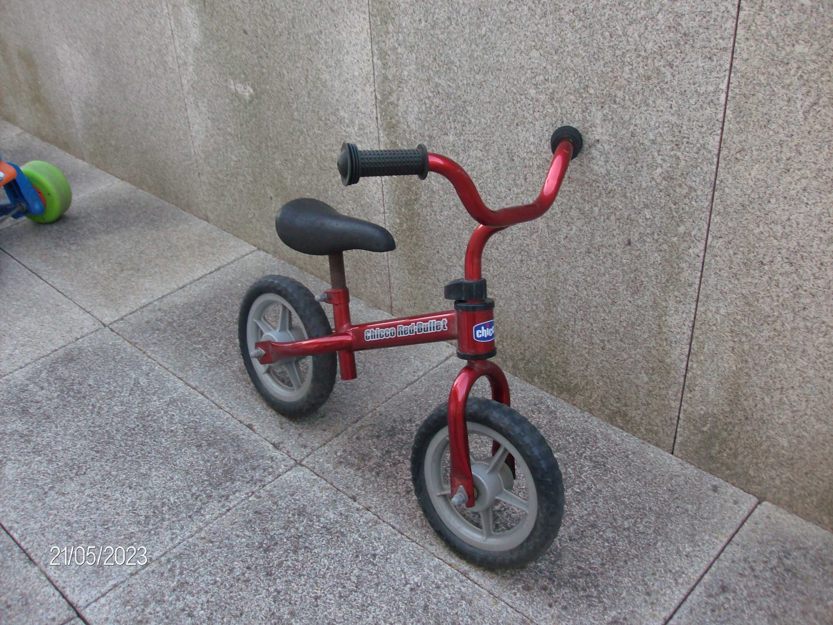 Bicicleta chicco red-bullet, sem pedais, para criança.