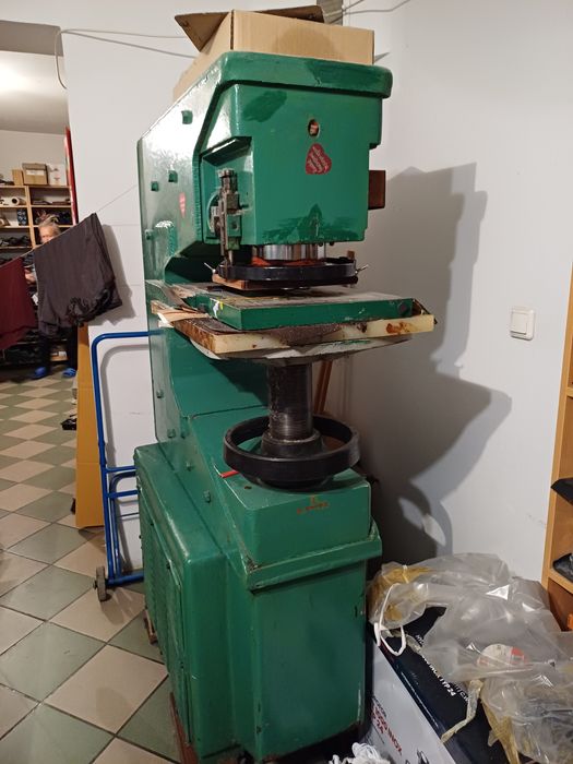 Prasa Hydrauliczna Uchylna Wykrawająca  Kaev