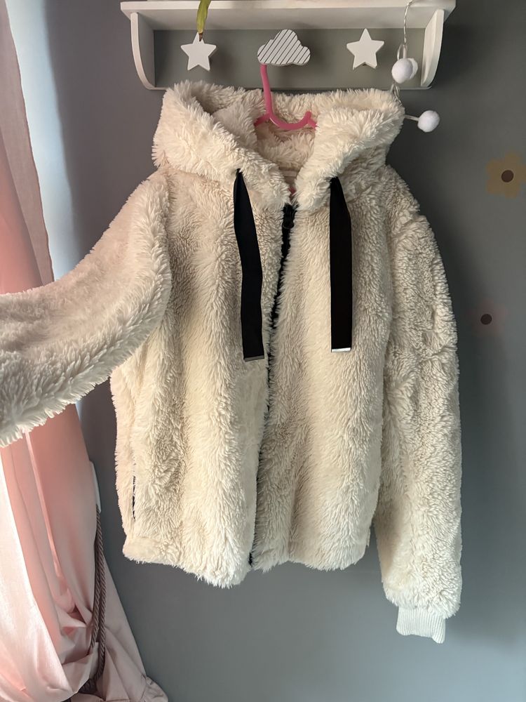 Futerko damskie kurtka futrzana z kapturem S Pull&Bear