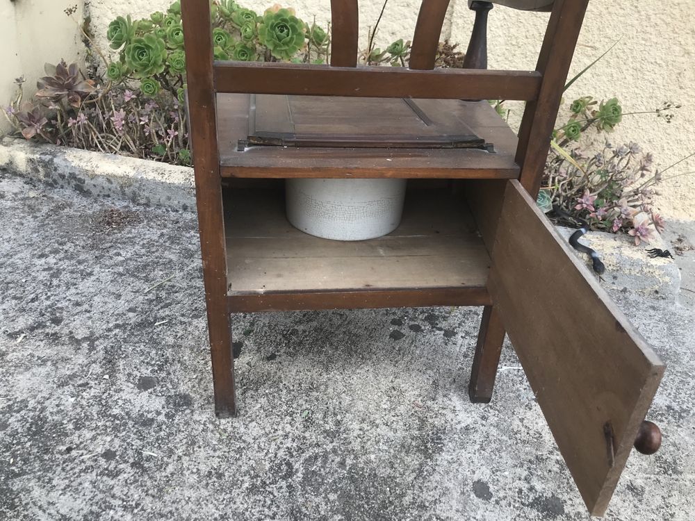 Cadeira antiga emmadeira com penico