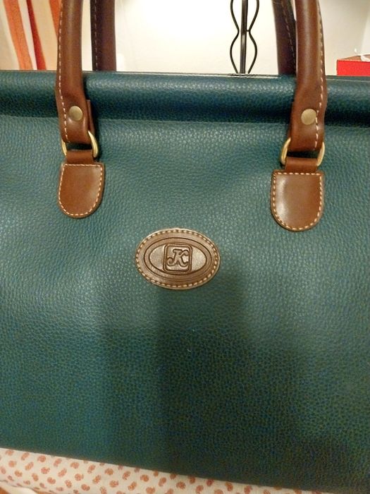 Dois sacos de viagem  já não  uso viajo menos e tenho vários
