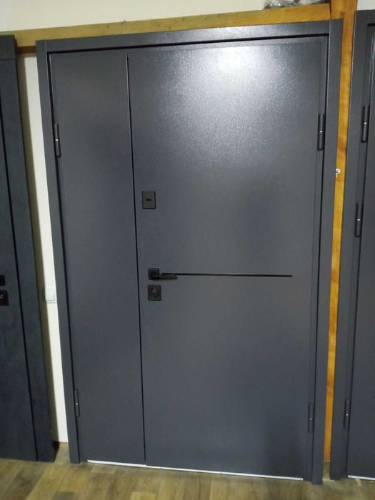 Двері вхідні металеві монтаж дверей Броне двери зі складу Вхідні двері