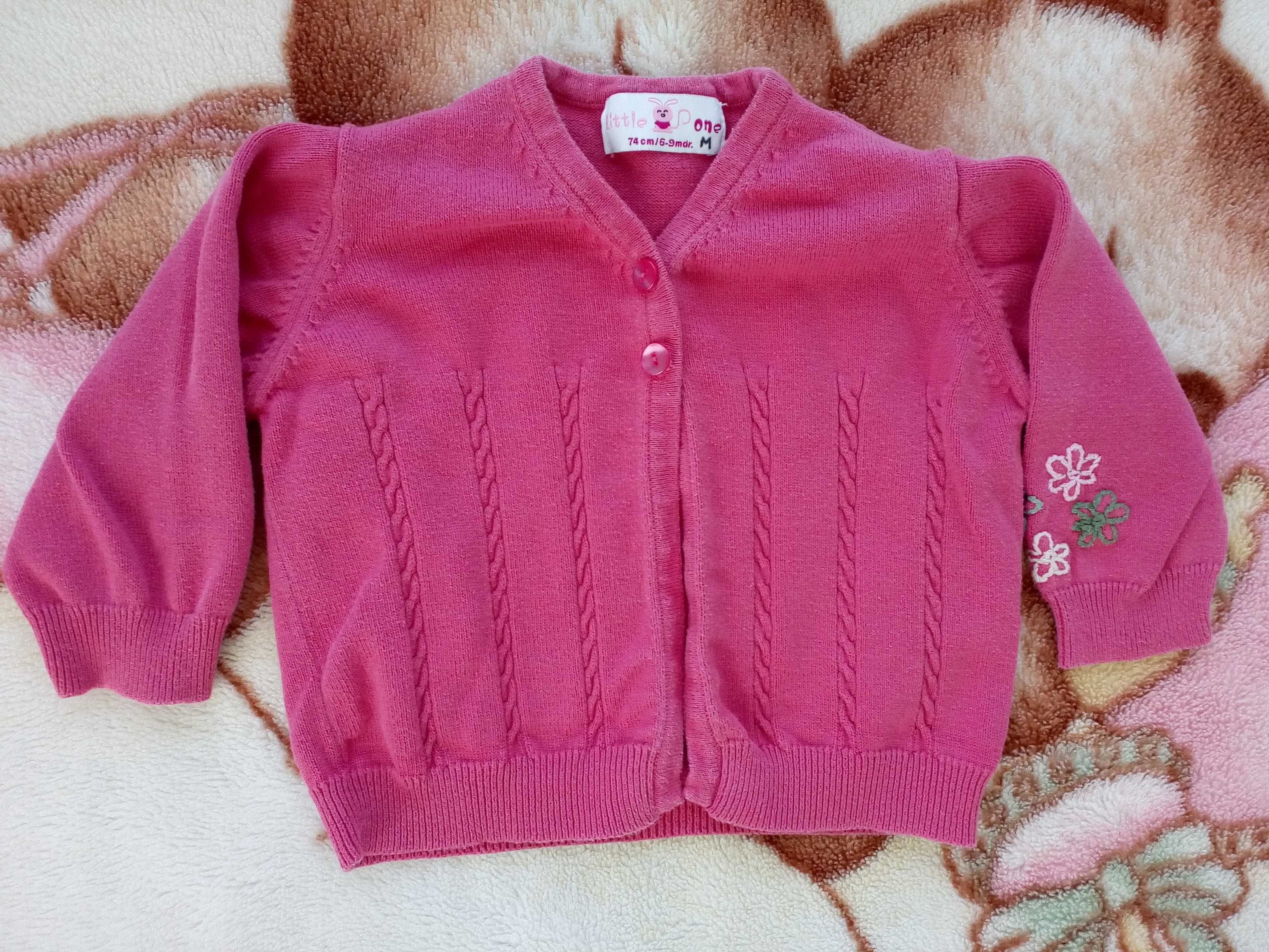 Różowy haftowany zapinany sweter Little One 74 w kwiaty kwiatki