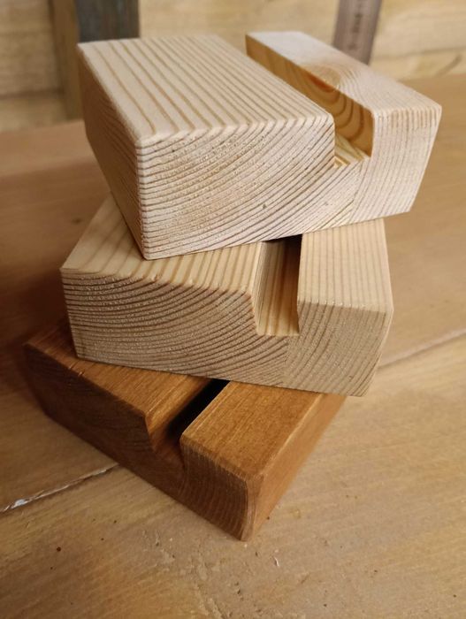 Suporte de Telemóvel em Madeira Natural (7x7cm) – Artesanal