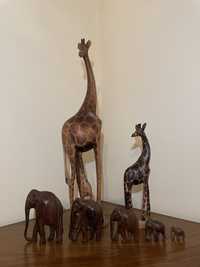 Girafas e elefantes em madeira
