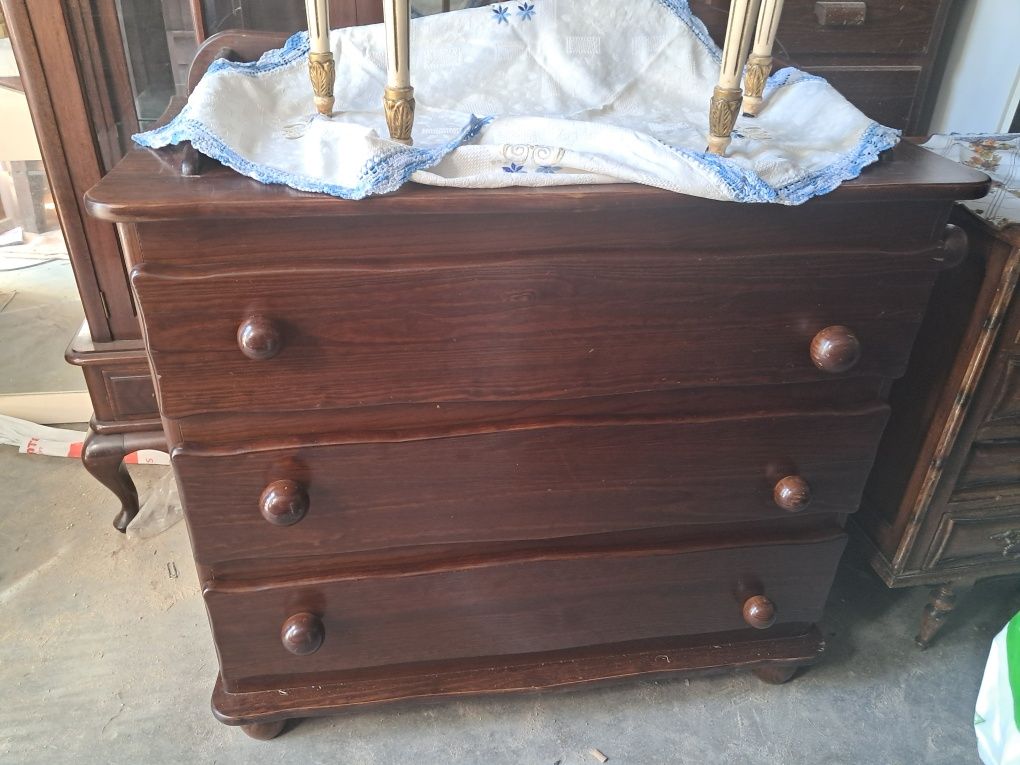 Comoda de madeira mogno