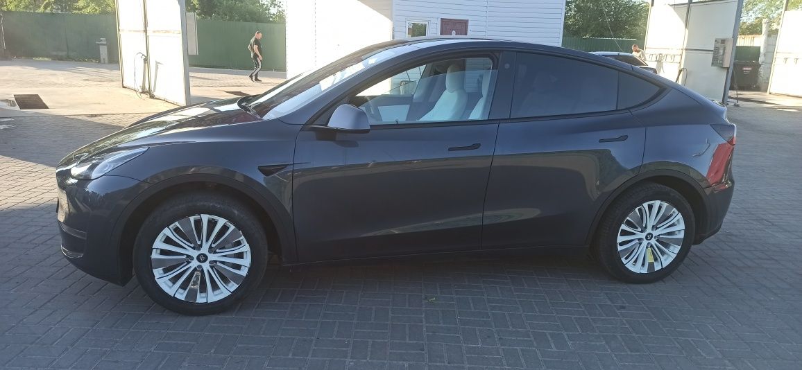 Tesla model Y. Тесла модель Y.  2021 год .