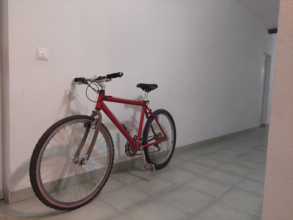 Bicicleta vermelha de BTT
