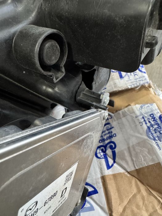 Mazda CX-30 передня права фара