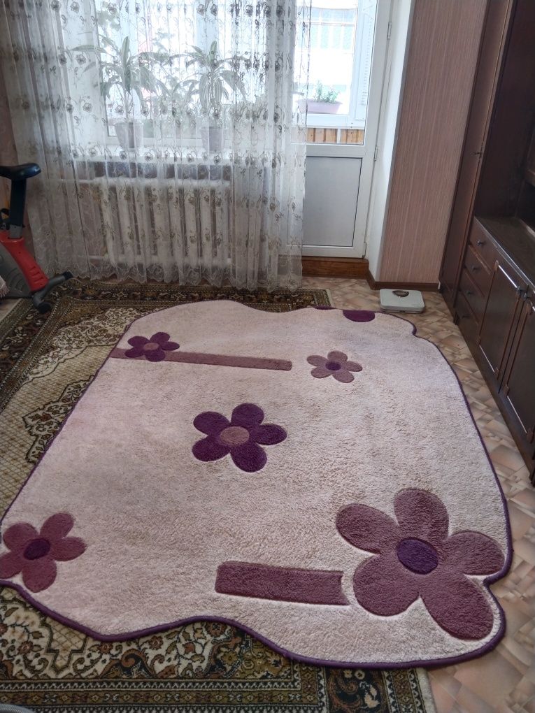 Продаю рожевий килим незвичної форми