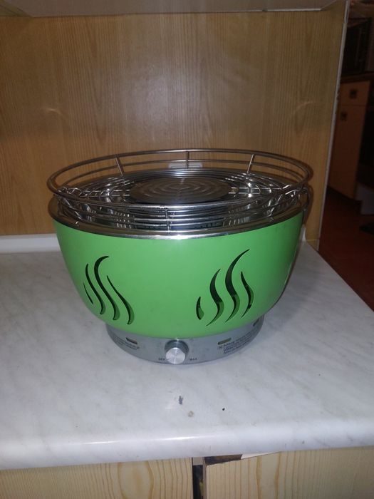 Grill na wegiel drzewny z wentylatorem.