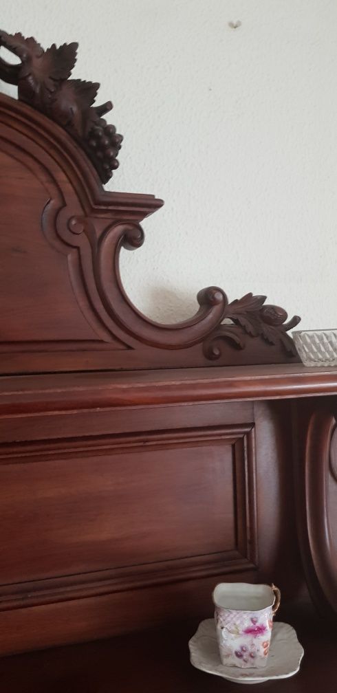 Mesa de sala antiga em madeira de vinhático e outros móveis