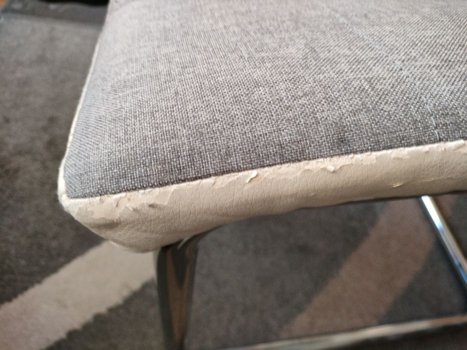 Krzesełka z metalowym stelażem