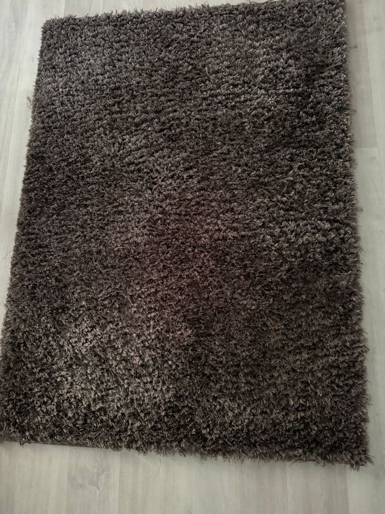 Tapete cinzento escuro de pêlo longo