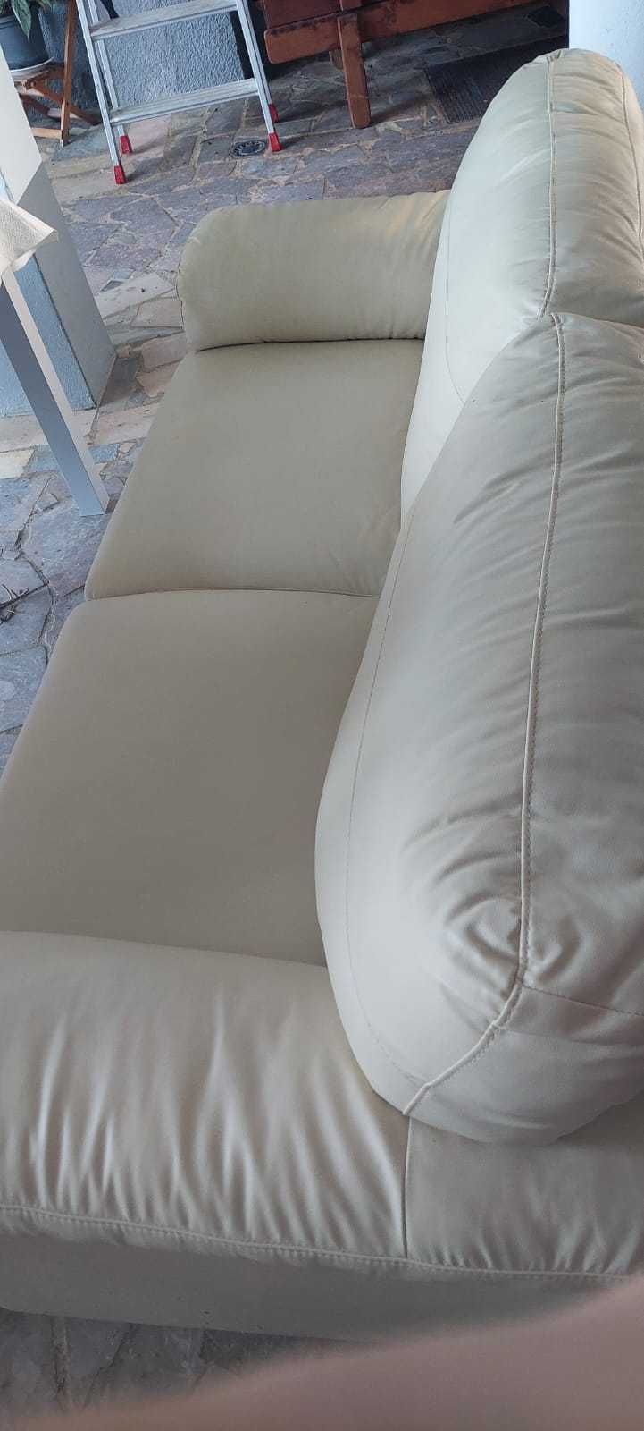 Sofá branco confortável de 3 lugares