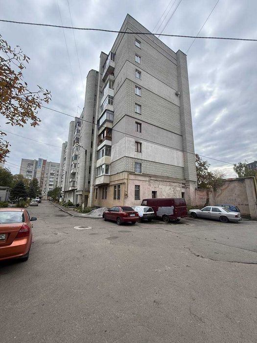 Продаж приміщення з фасадним входом вул Миколайчука