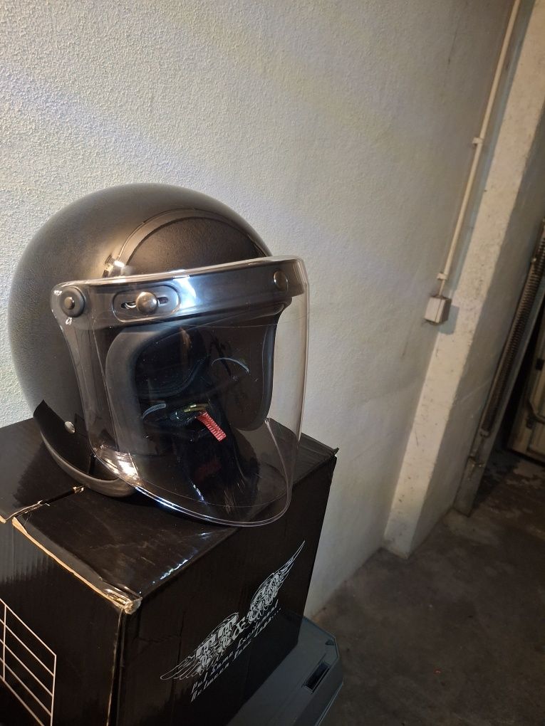 Capacete Low profile novo (XL) preto. Oportunidade