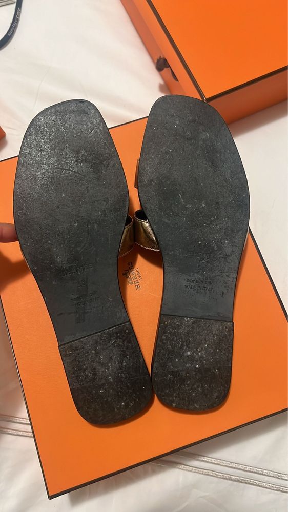 Chinelas Hermes.