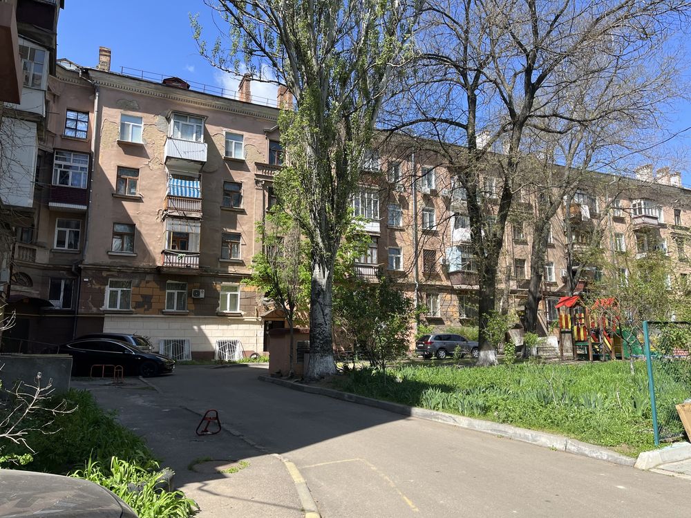 Продаж великої 2к.к. Сталінки в Центрі, вул. Декабристів, біля «Казки»