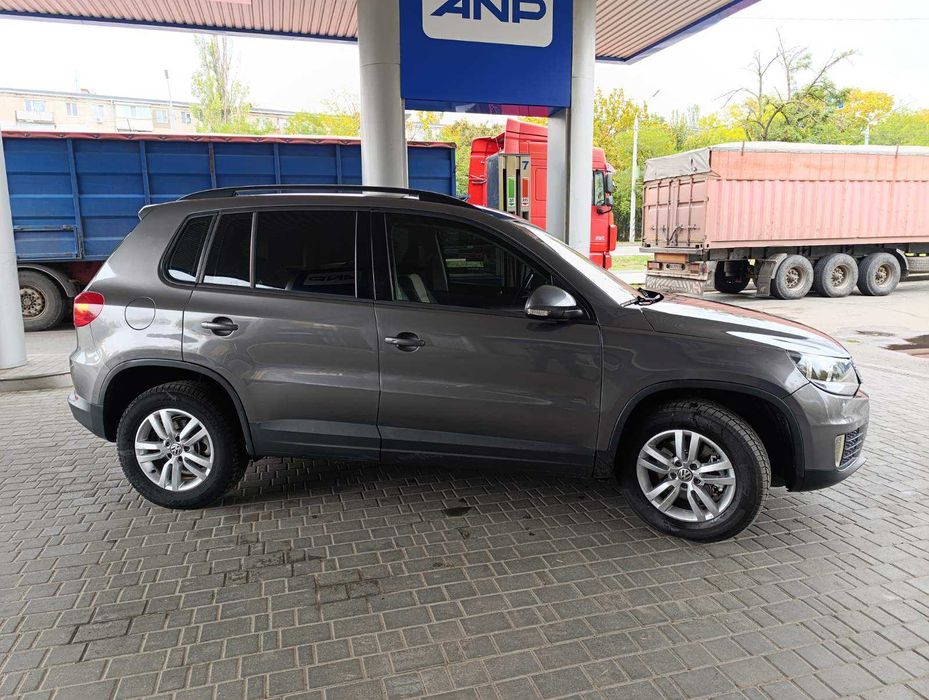 Volkswagen Tiguan 2016 року 2.0 л./бензин