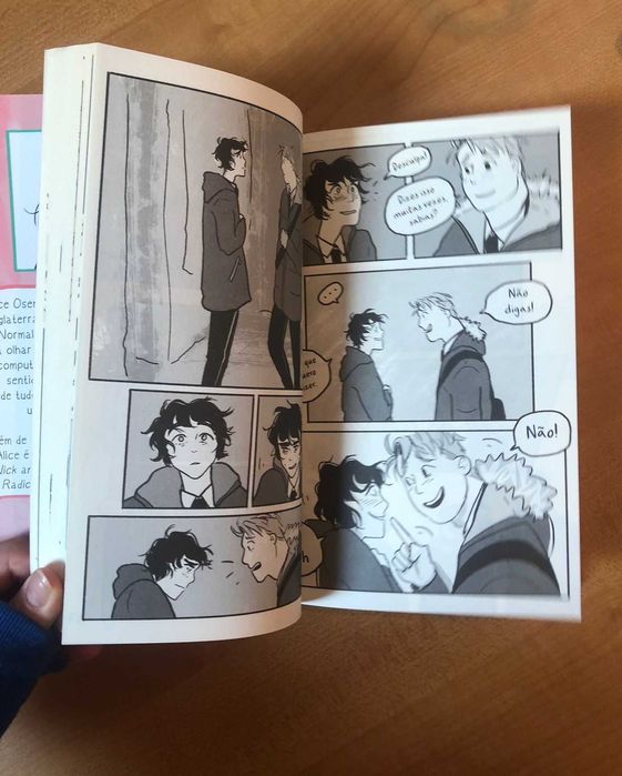 Livro "Heartstopper: Volume 1" de Alice Oseman completamente novo.
